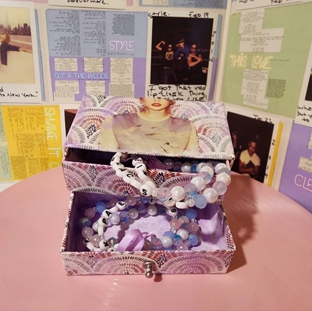 Tayor Swift 1989 Paper Jewelry Box with Friendship Bracelets - Picture 1 of 5